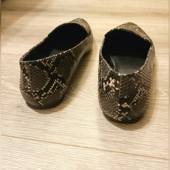 Time & Tru | Black/Gray | Faux Snake Skin | Memory Foam Flats | Size 8W - Picture 7 of 8